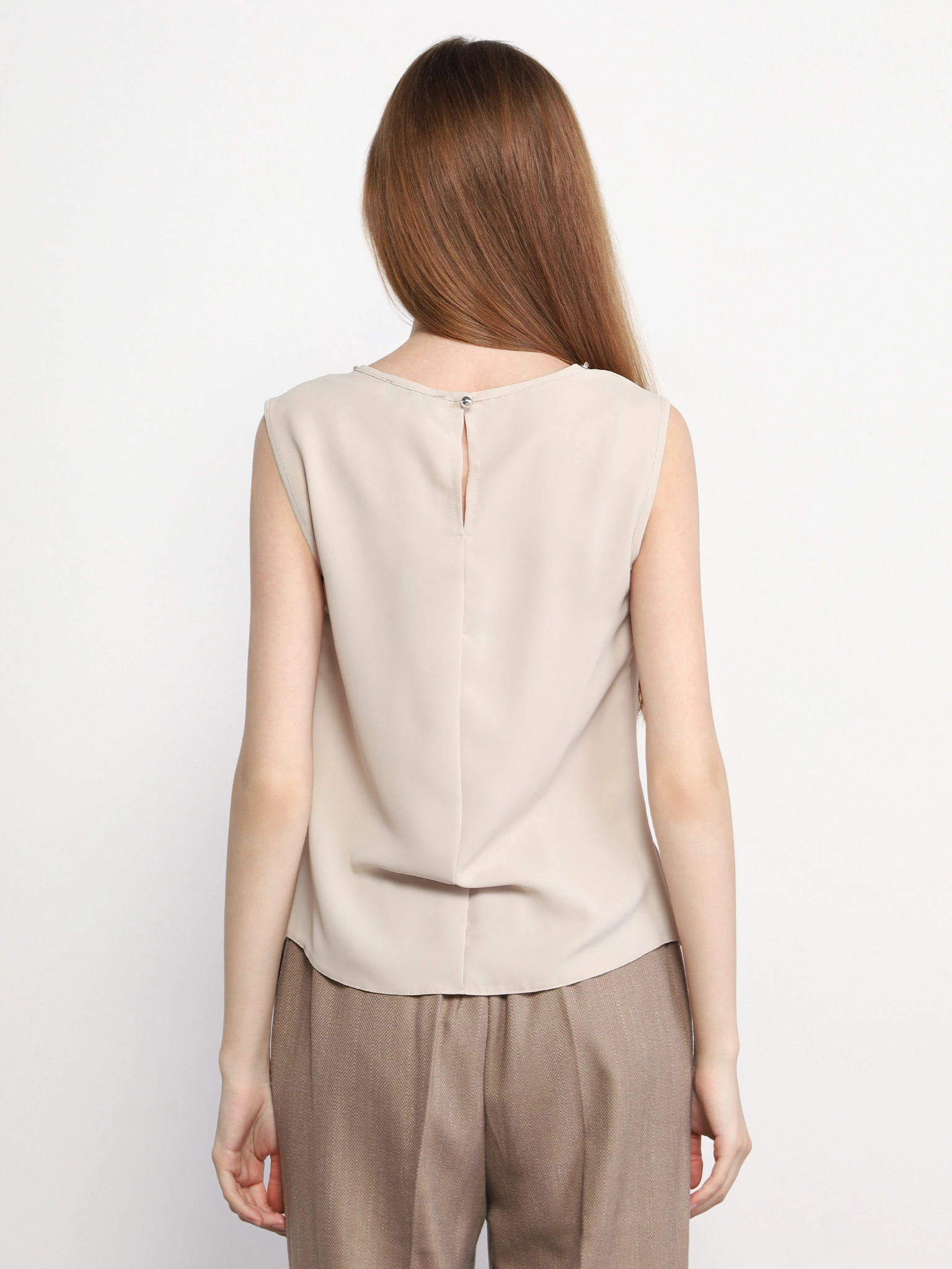 Блуза светло-бежевого цвета с цепочкой-мониль